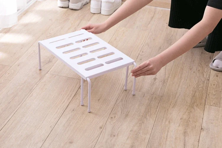 Organisateur de Tiroir & Étagère Extensible Multi-Usage 6 Étagère télescopique pour chaussures installée dans une entrée zen.