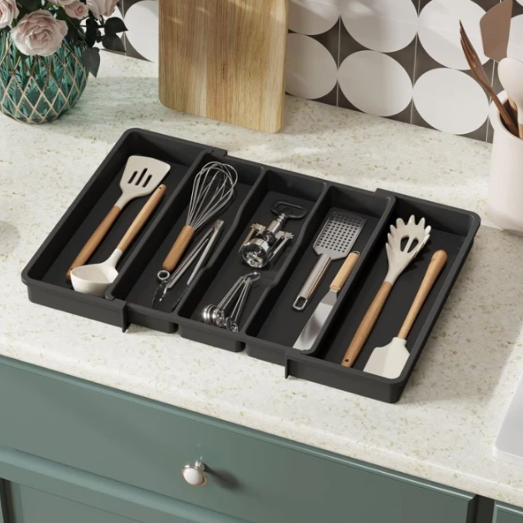 Organisateur de couverts extensible en plastique PP installe dans un tiroir de cuisine.