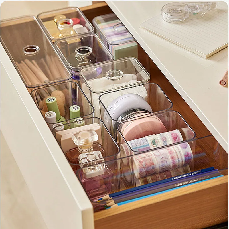 Organisateur de tiroir en acrylique transparent rempli de maquillage et rouges à lèvres.