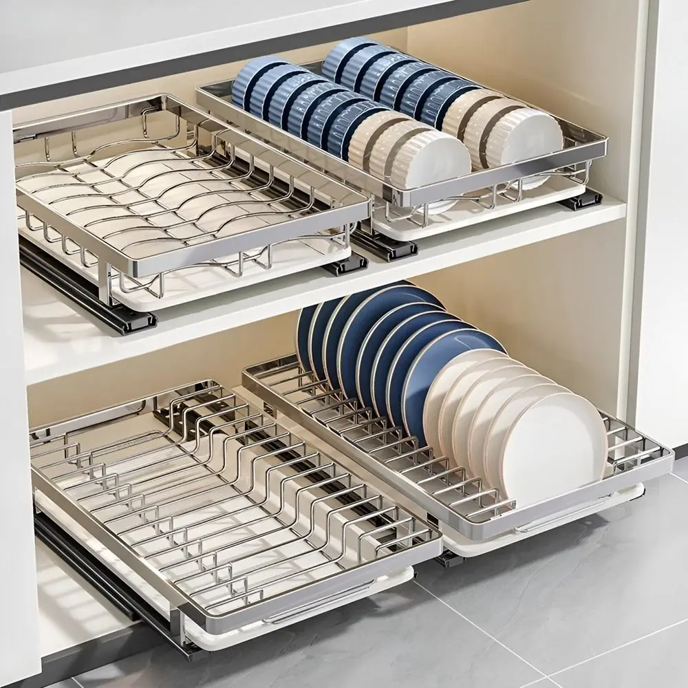 Organisateur de tiroir égouttoir à vaisselle coulissant en inox rempli d'assiettes.